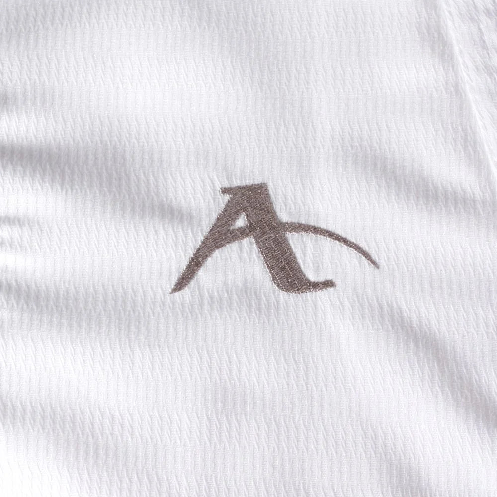 Dettaglio del logo Arawaza ricamato in filo argentato sul petto del karategi Deluxe