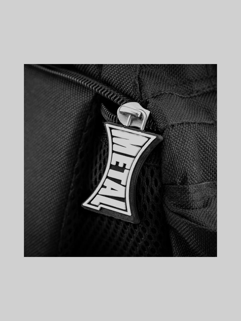 Dettaglio della Zip e del materiale in poliestere della borsa Metal Boxe