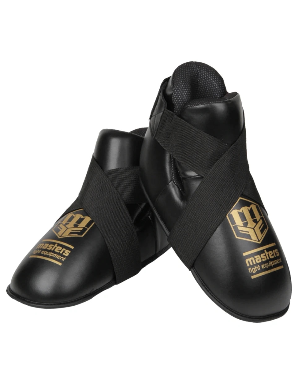 Sepasang sepatu bot pelindung hitam untuk Kick Boxing Masters yang disetujui WAKO