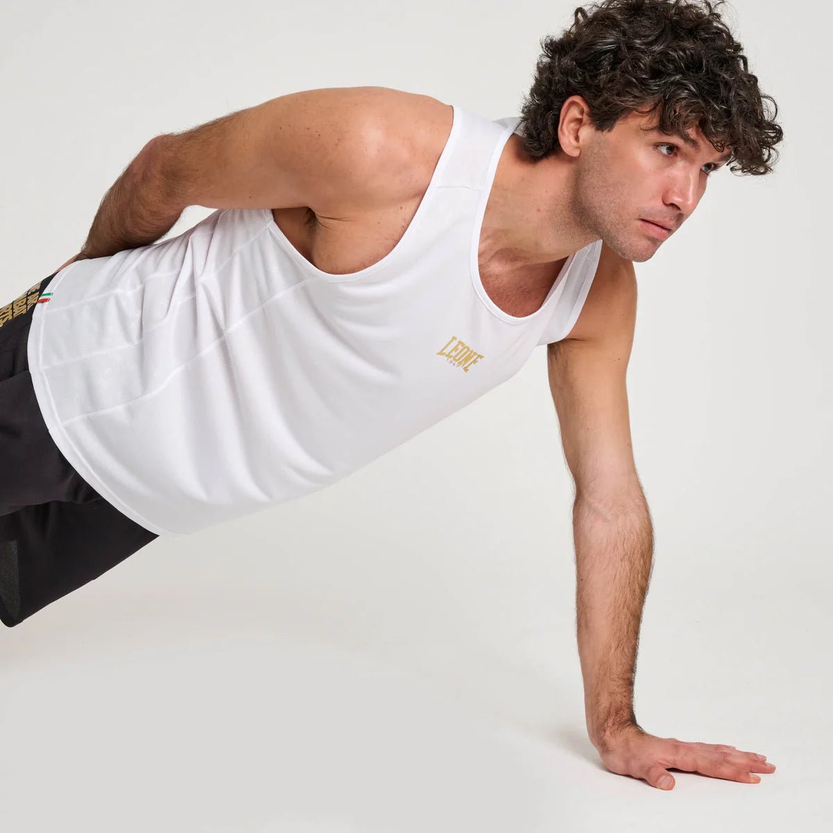 Sportlicher Look mit dem weißen Leone 1947 DNA Tanktop beim sommerlichen Outdoor-Workout