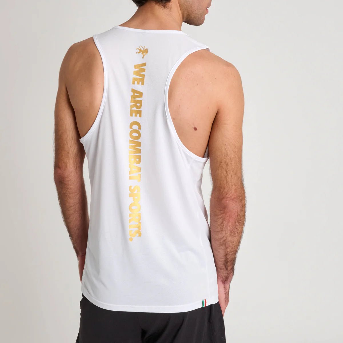 Rückansicht des weißen Tanktops Leone DNA, das die Leichtigkeit des mikroperforierten Stoffes hervorhebt