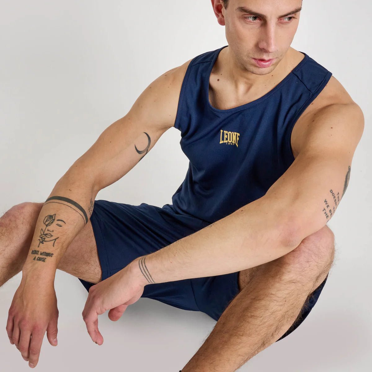 Nahaufnahme des blauen Leone DNA-Tanktops, das während des Trainings getragen wird