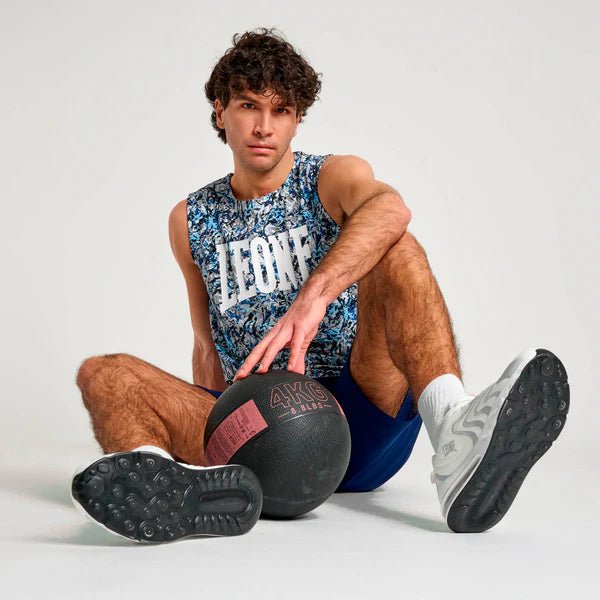 Atleta em ação vestindo a regata respirável Leone Urban Fighter durante uma sessão de treinamento