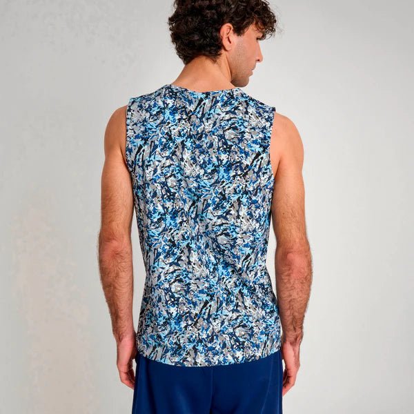 Vista traseira da regata Leone Urban Fighter Camo Ice mostrando o ajuste esportivo
