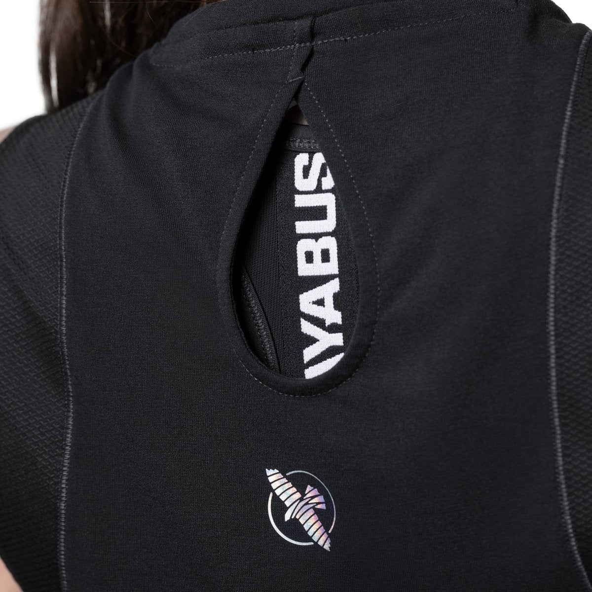 Tampilan close-up logo Hayabusa tercetak di bagian belakang tank top sport berwarna hitam