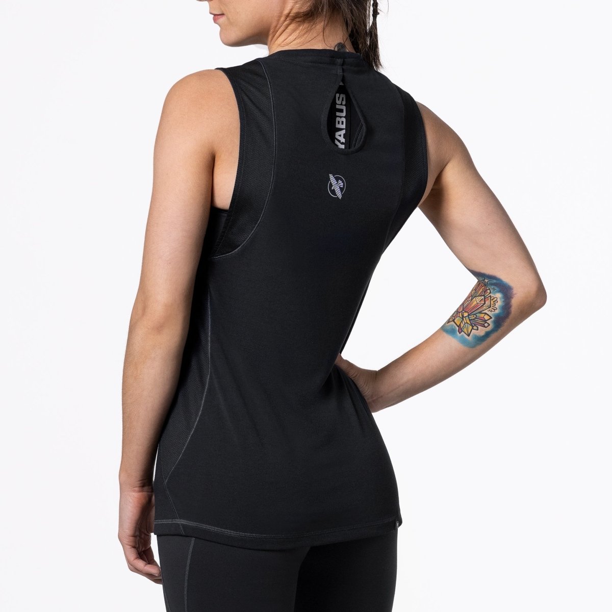 Tampak belakang racerback tank top wanita Hayabusa hitam dengan panel jaring