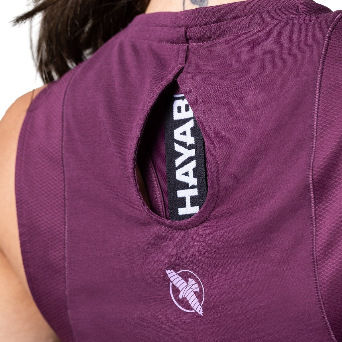Detail close-up logo Hayabusa di bagian belakang tank top berwarna wine