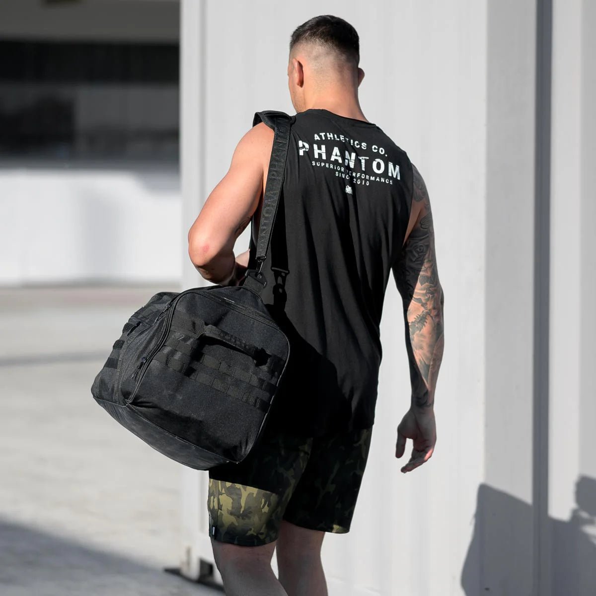 Rückansicht Sportler mit Reisetasche