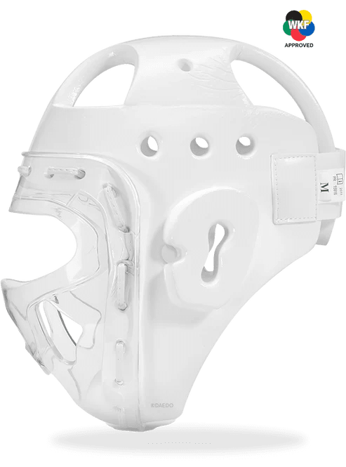 Detail logo Federasi Karate Dunia yang Disetujui pada helm Daedo dengan visor.
