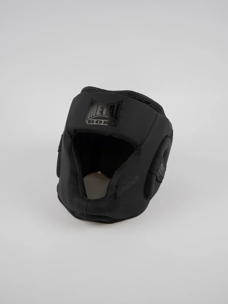 Vedere frontală a căștii Metal Boxe Black Furious de culoare neagră mat, cu apărătoare pentru obraji