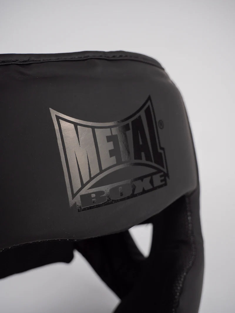 Primo piano del logo Metal Boxe stampato sulla calotta del caschetto Full Face "Black Light" nero