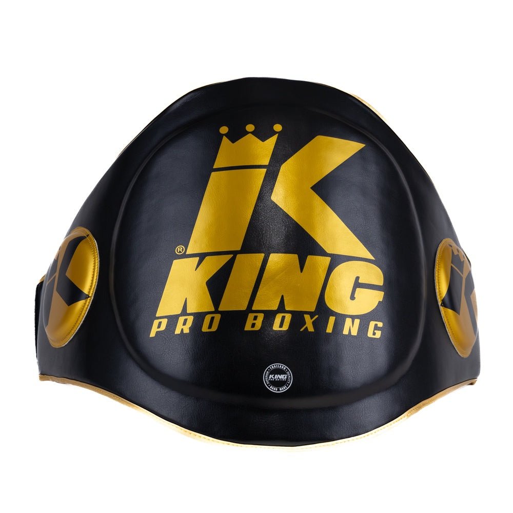 Mistrovský pás King Pro Boxing v černo-zlaté barvě s vícevrstvou ochranou břicha.