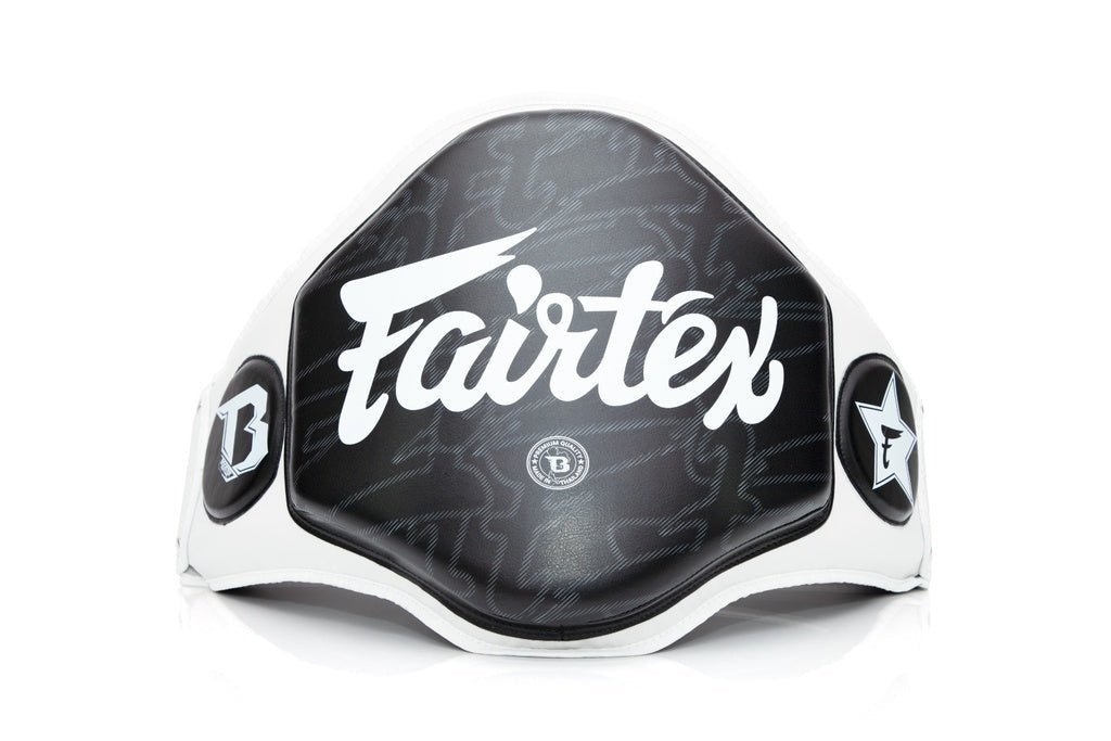 Bílý profesionální pásek FXB Fairtex s logy Fairtex a Booster