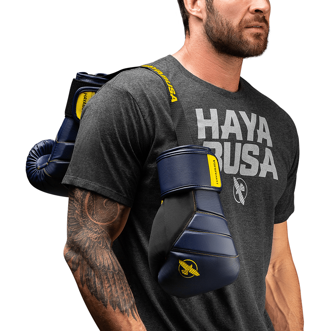 Prim-plan al mănușilor purtate peste umăr cu deodorant albastru Hayabusa vizibil în interiorul manșetei