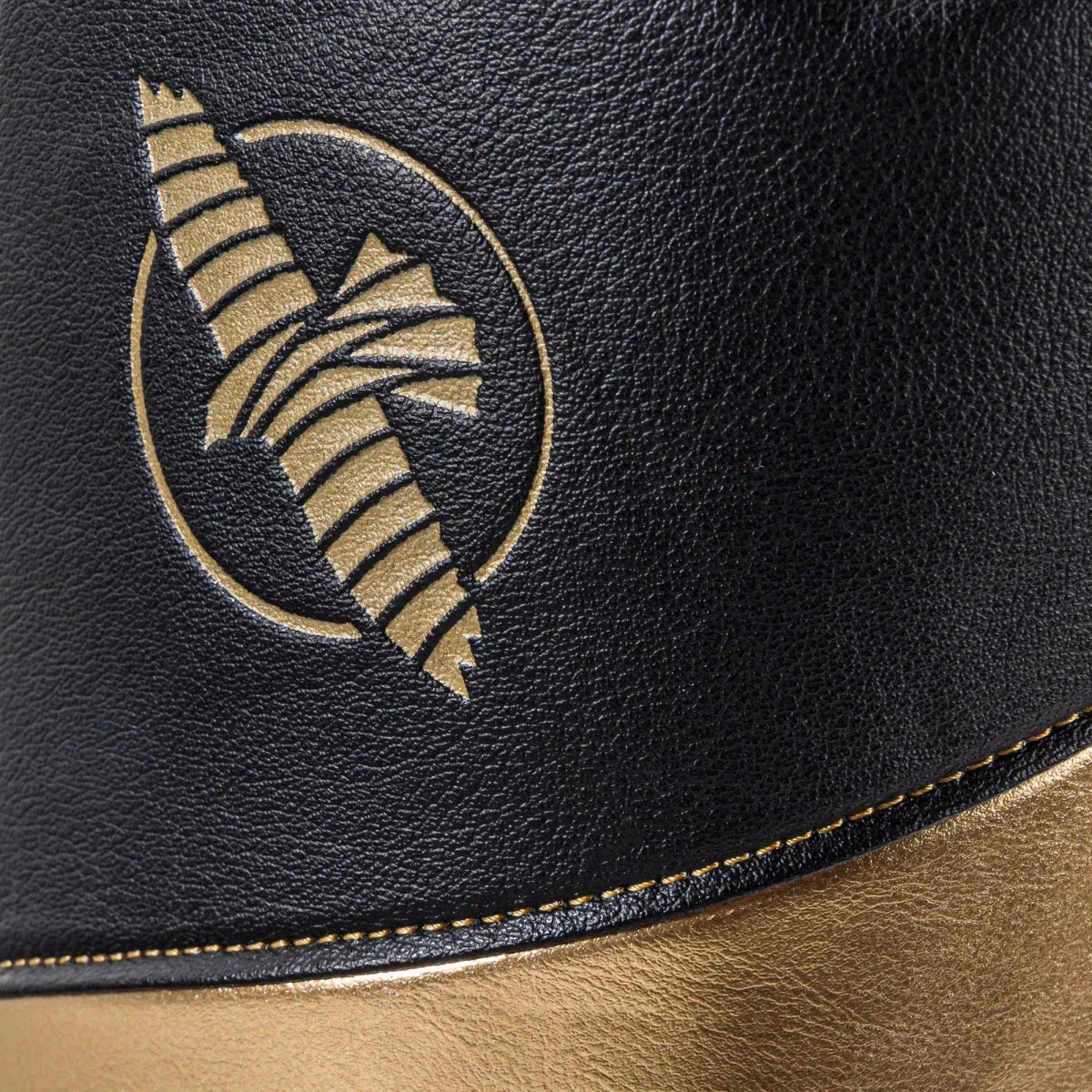 Hayabusa T3 Full Back Schienbein- und Fußschutz in Schwarz und Gold mit Anti-Schock-Schaum.