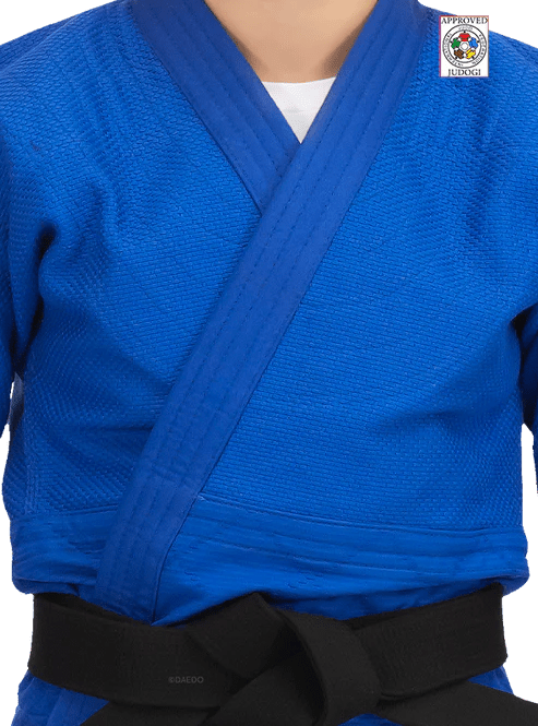 Detail des IJF Approved-Etiketts auf dem Judogi Blu Daedo 750g