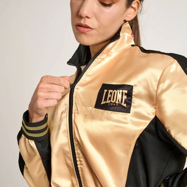 고급스러운 골드 새틴 마감에 적용된 블랙 Leone 1947 로고의 클로즈업 디테일