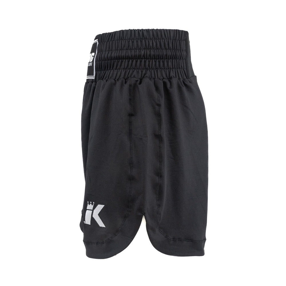 Dettaglio del logo K King ricamato sulla coscia dei pantaloncini da boxe professionali neri