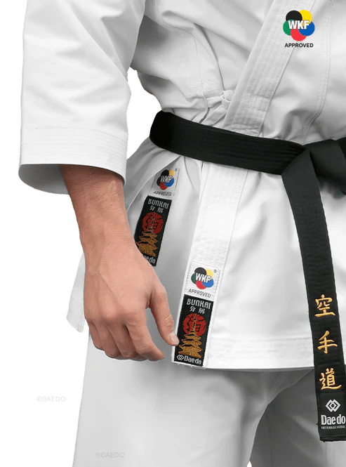 Detail label persetujuan yang Disetujui WKF dan logo Daedo yang disulam pada karate gi.