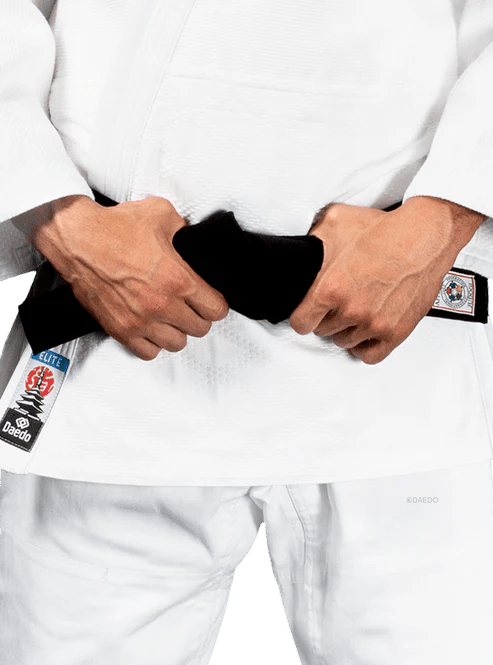 Detail des verstärkten Baumwoll- und Polyestergewebes des weißen Judogi Daedo Elite.