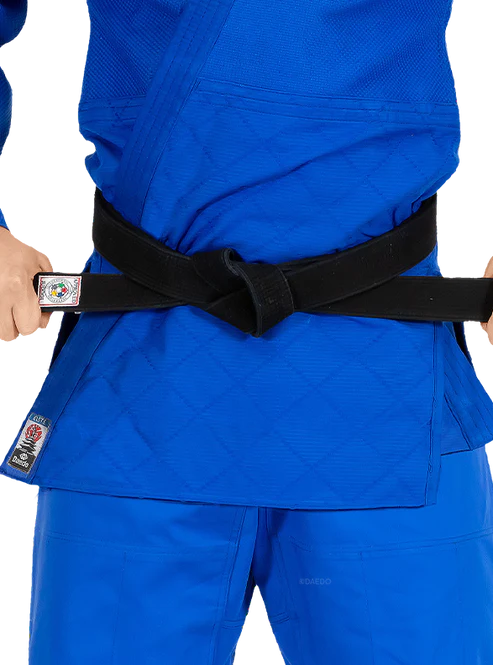Dettaglio del logo Daedo della giacca Judogi Elite versione blu.