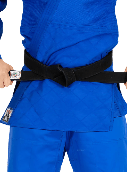 Detail des Daedo-Logos der Judogi Elite-Jacke, blaue Version.