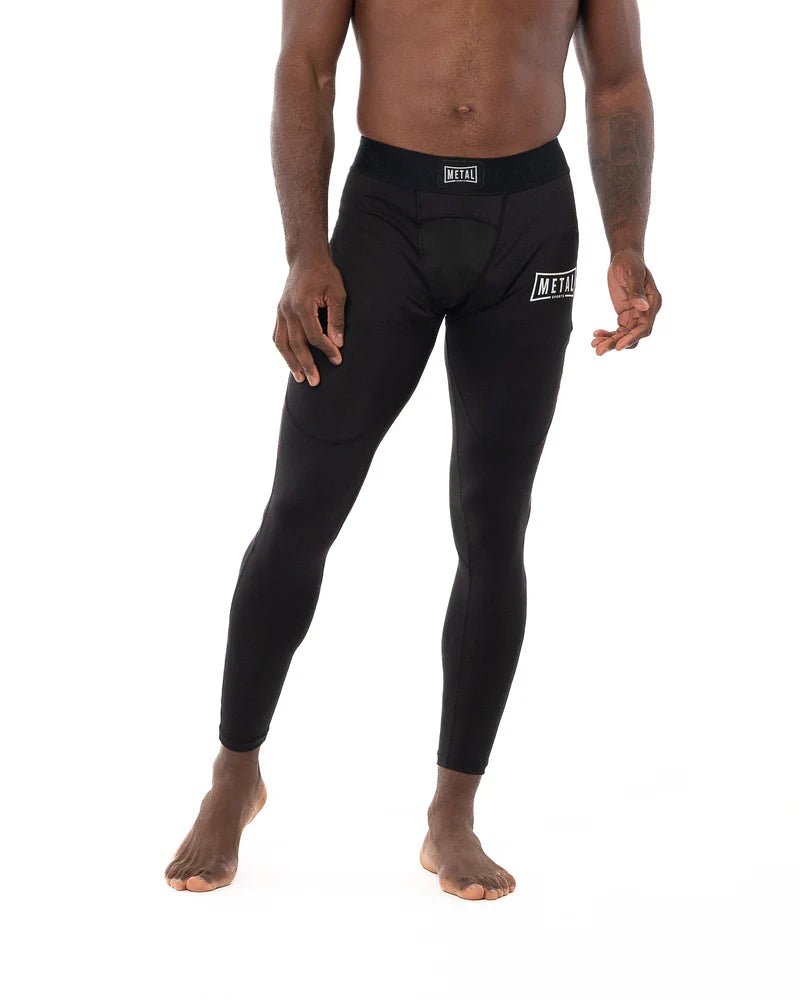 Vue de face principale leggings de boxe en métal noir pour hommes portés pose active pour MMA