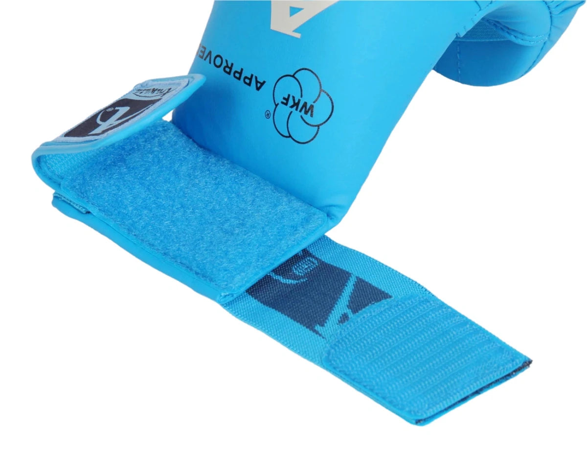 Detailní detail písmene Arawaza 'A' tkané přímo na gumu modré rukavice, symbol kvality