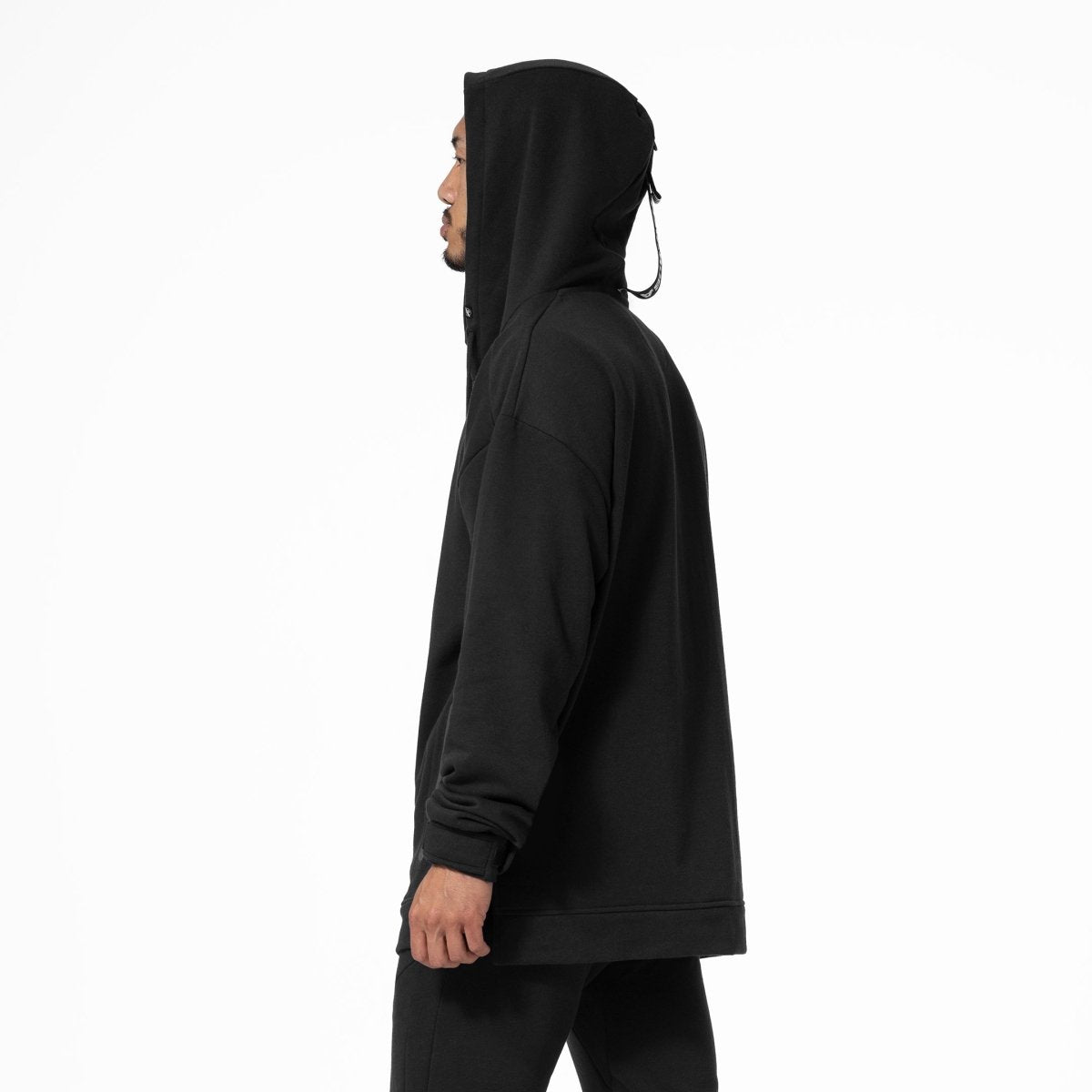 Seitenansicht des schwarzen Hayabusa Midweight Pullover-Sweatshirts, das den seitlichen Schlitz an der Taille und das Profil des Ärmels hervorhebt