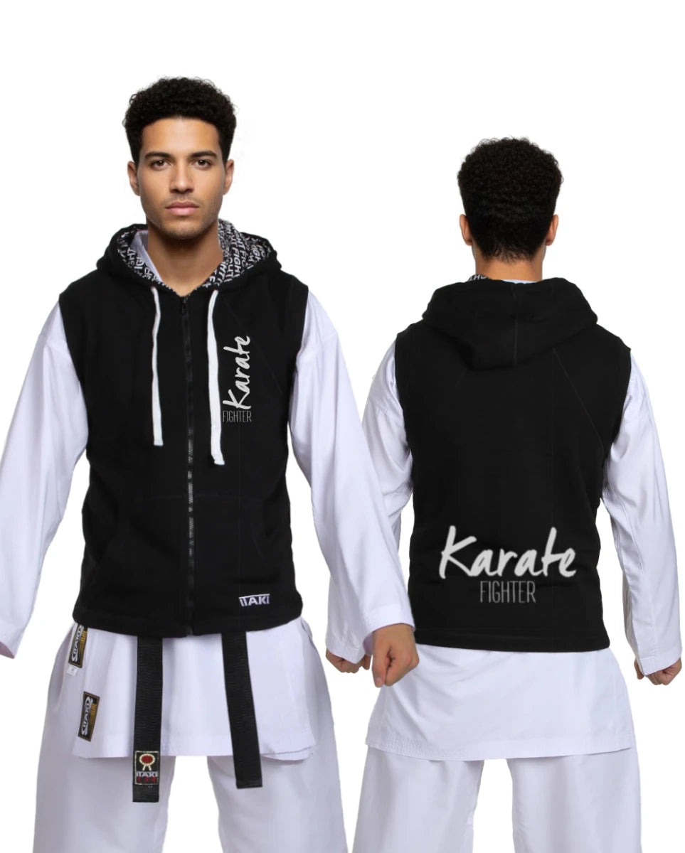 Vorderes Detail eines schwarzen ärmellosen Itaki-Sweatshirts mit Fighter-Schriftzug und Kapuze