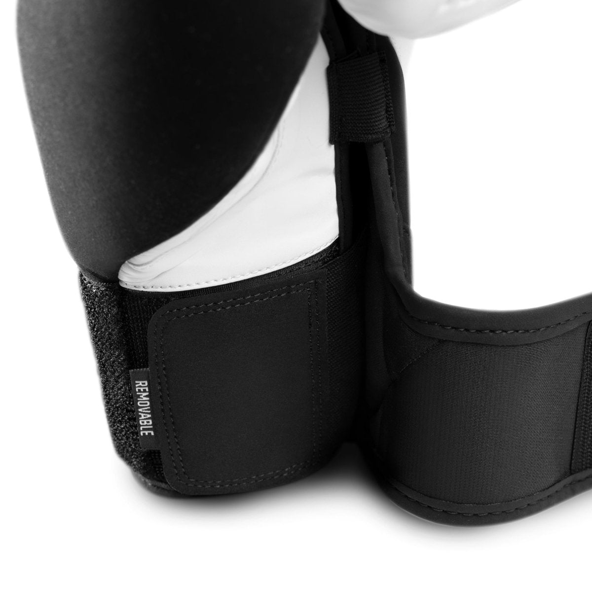 Détail du système de fermeture Dual-X sur les gants de boxe Hayabusa T360 blanc-noir