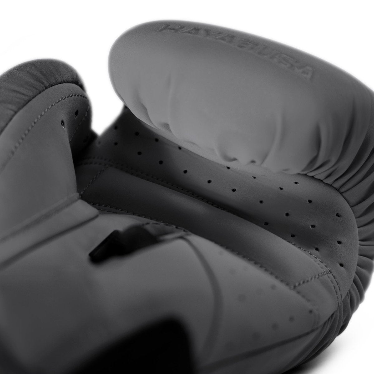 Détail du rembourrage et des coutures premium des gants gris Hayabusa T360