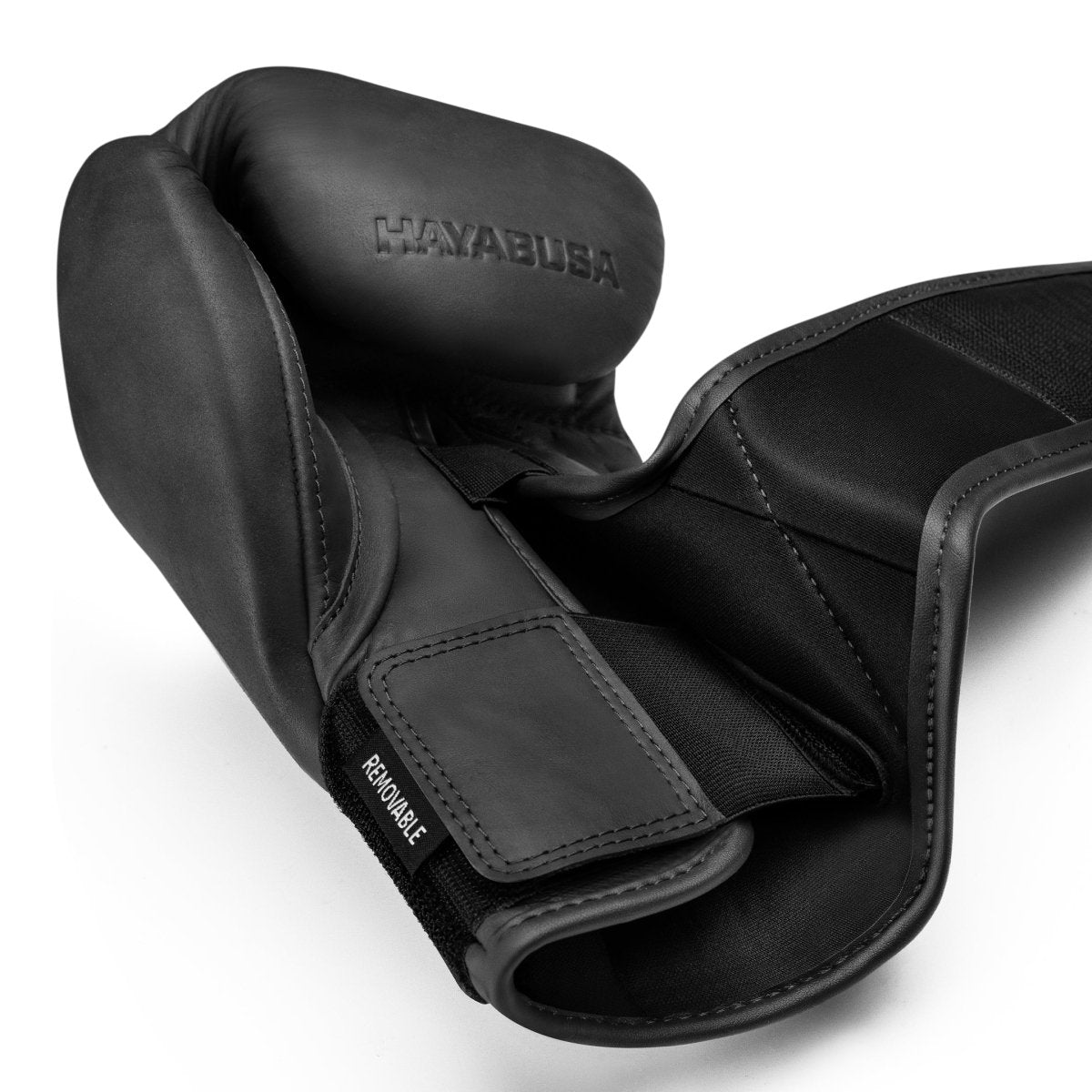 Vista da luva única Hayabusa T360 preta com detalhe do fecho Dual-X e alças de suporte