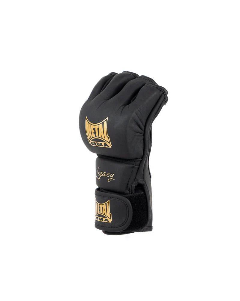 Detail dvojitého suchého zipu rukavic Legacy MMA pro podporu zápěstí