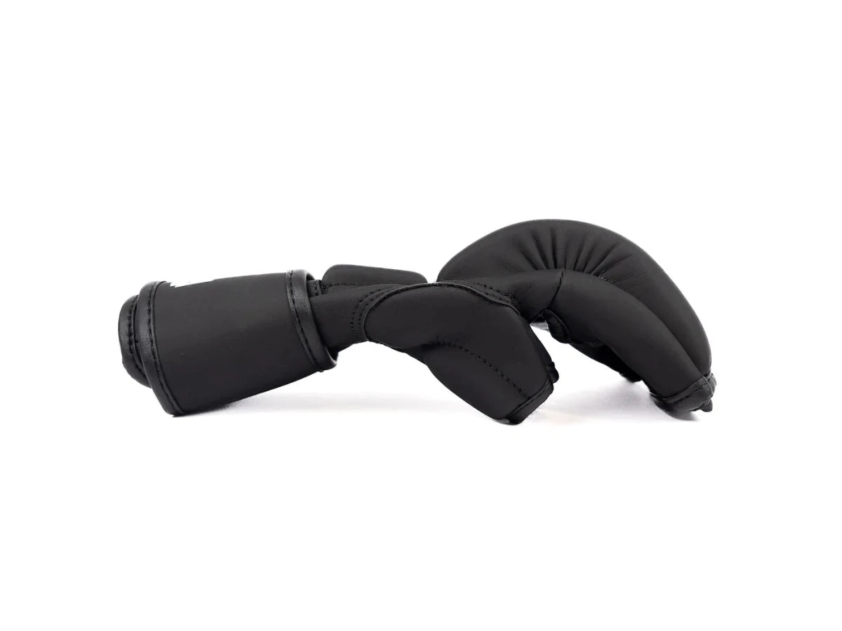 Seitenansicht der The Claw MMA-Handschuhe, Daumenschutzdetail und Polsterstärke