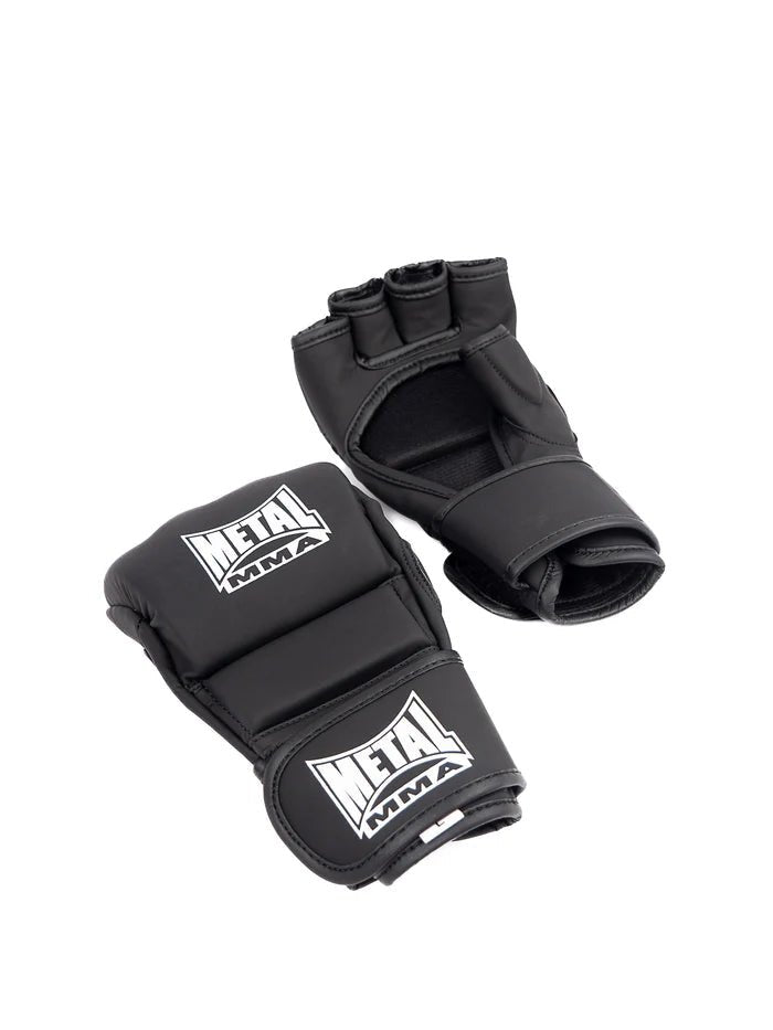Blick auf die Handfläche der The Claw MMA Metal Boxhandschuhe, Detail des elastischen und Klettverschlusssystems