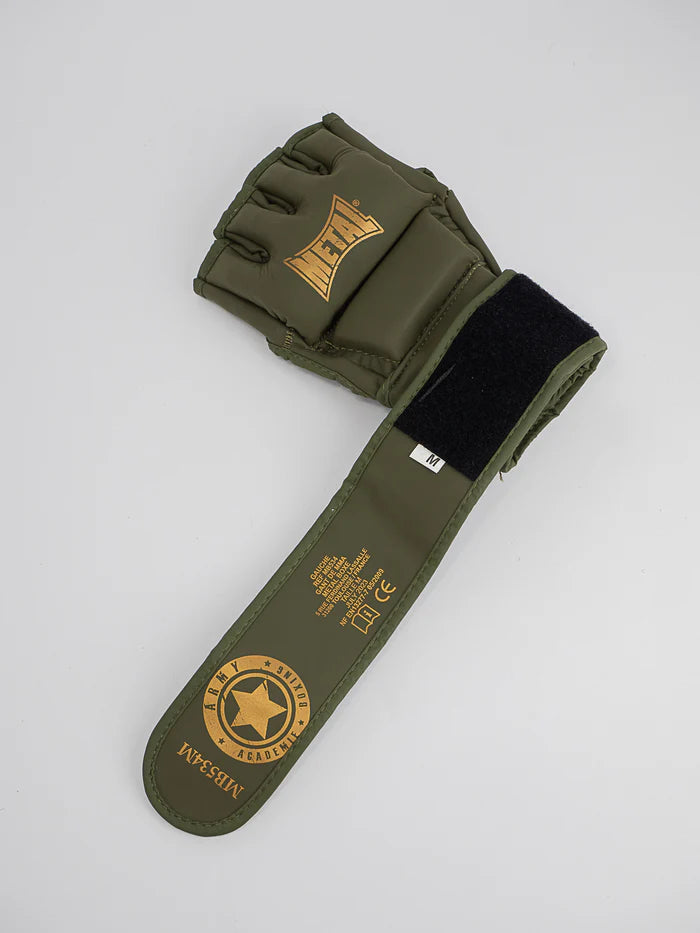 Dettaglio del sistema di serraggio del polso dei guanti MMA military