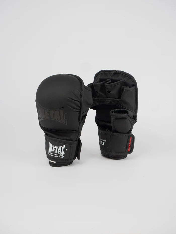 Pohled zepředu na MMA sparingové rukavice Metal Boxing Black Light, detail vycpávky na kloubech
