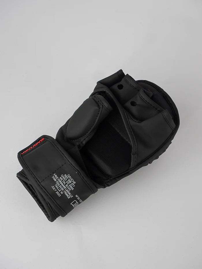 Pohled na dlaň MMA sparringových Kovových boxerských rukavic, detail svoboda pohybu pro ukotvení