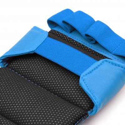Detail der offenen Handfläche der blauen Adidas Ju Jitsu Grappling-Handschuhe