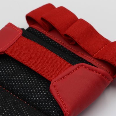 Detail der offenen Handfläche der roten Adidas Ju-Jitsu-Handschuhe zum Grappling