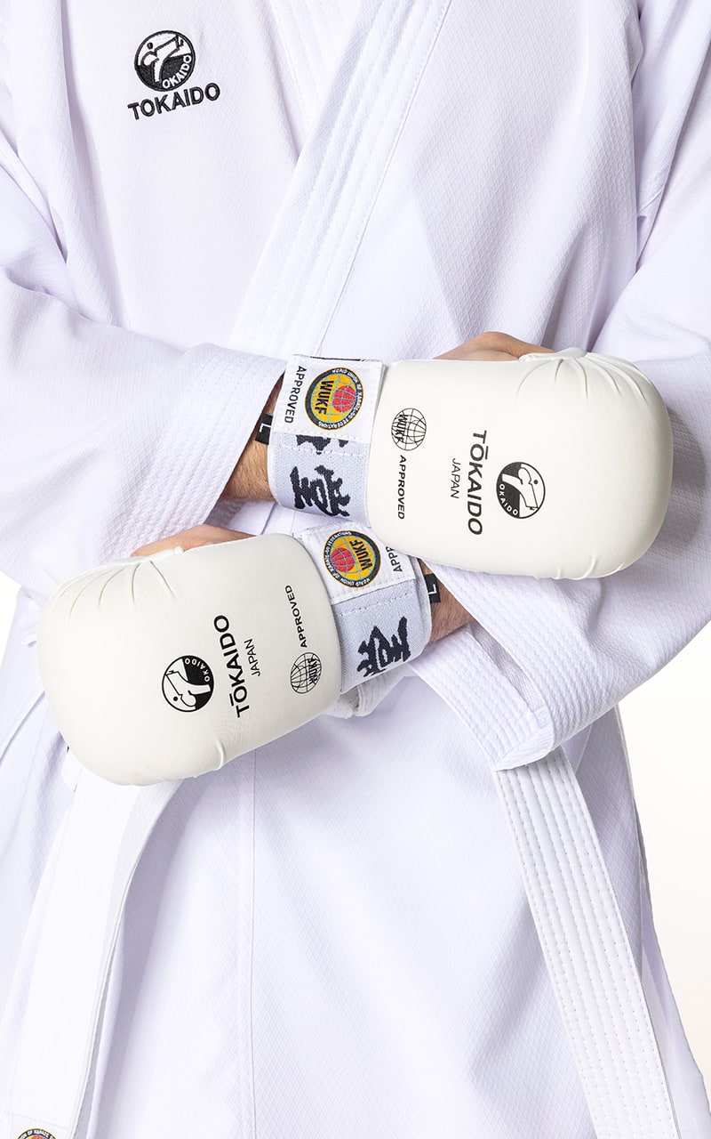 Guantini da Karate Tokaido modello Kanji bianchi omologati WUKF per competizioni ufficiali.