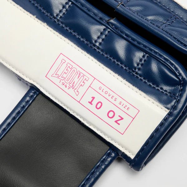 Close do fecho elástico de velcro da luva azul LEONE Stripe '47