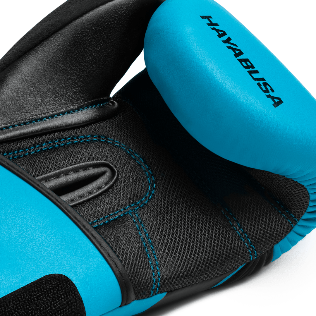 Vista única da luva de boxe azul claro Hayabusa S4 para crianças em couro técnico