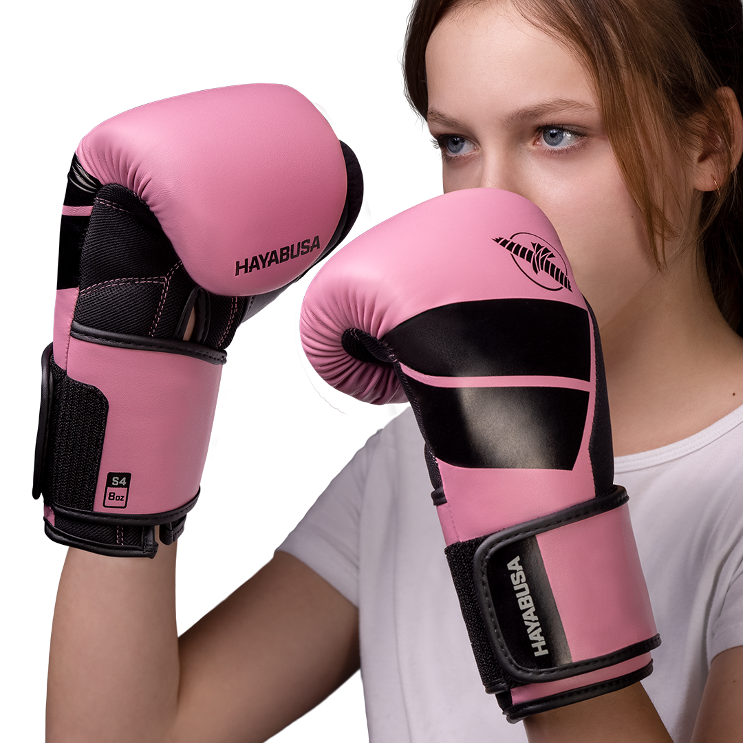 Bambina con i guantoni rosa Hayabusa S4 indossati per lo striking al sacco