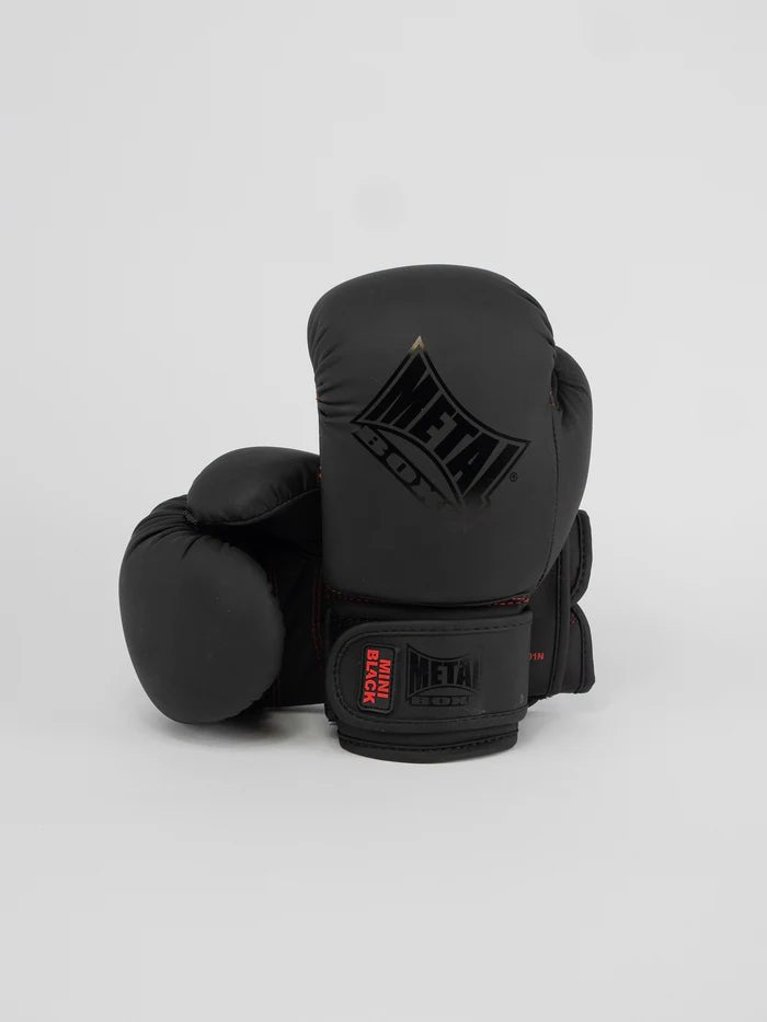 Vedere frontală a mănușilor Metal Boxing Mini Black pentru copii în negru mat