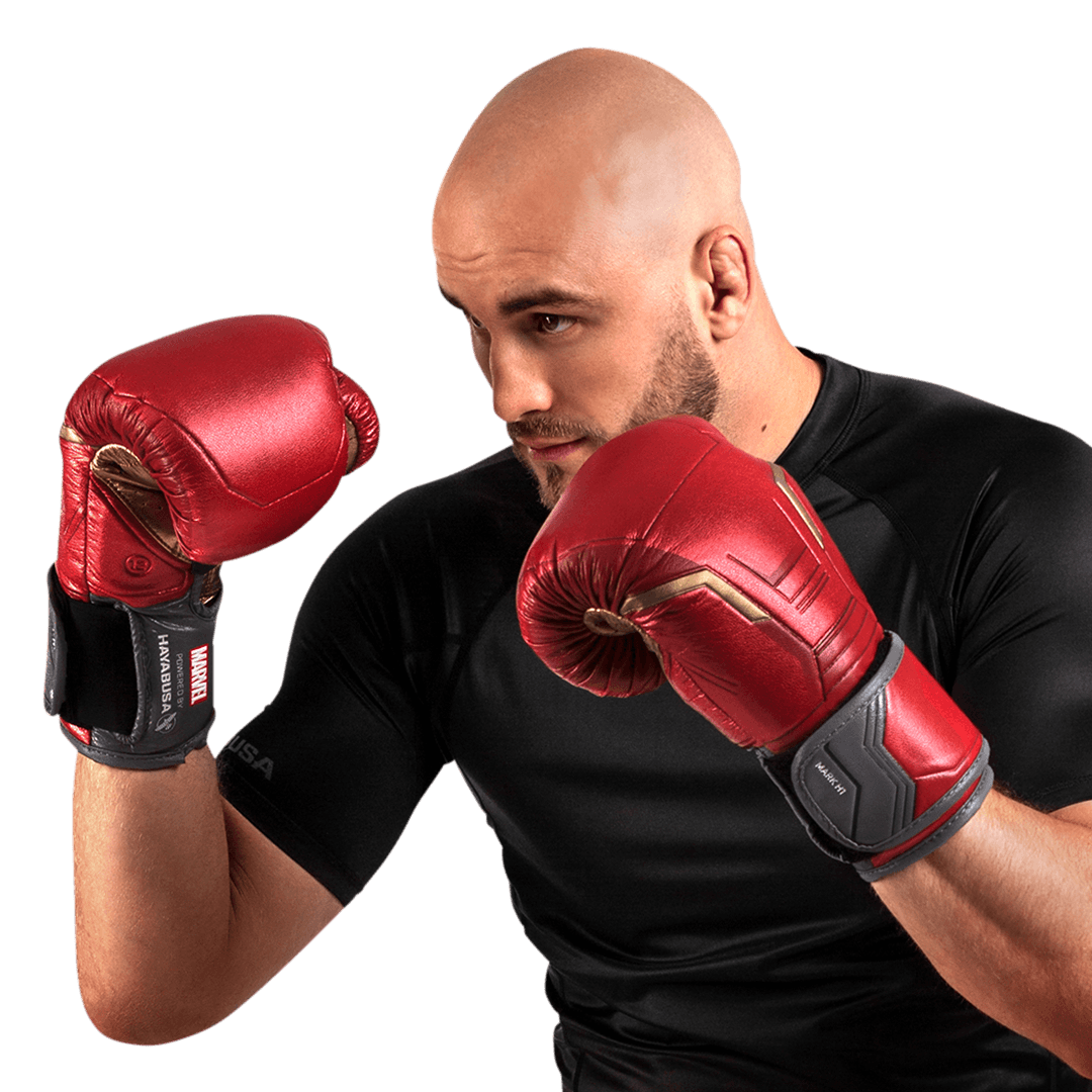 Atleta usando luvas Hayabusa Marvel Iron Man vermelhas e douradas em posição de guarda