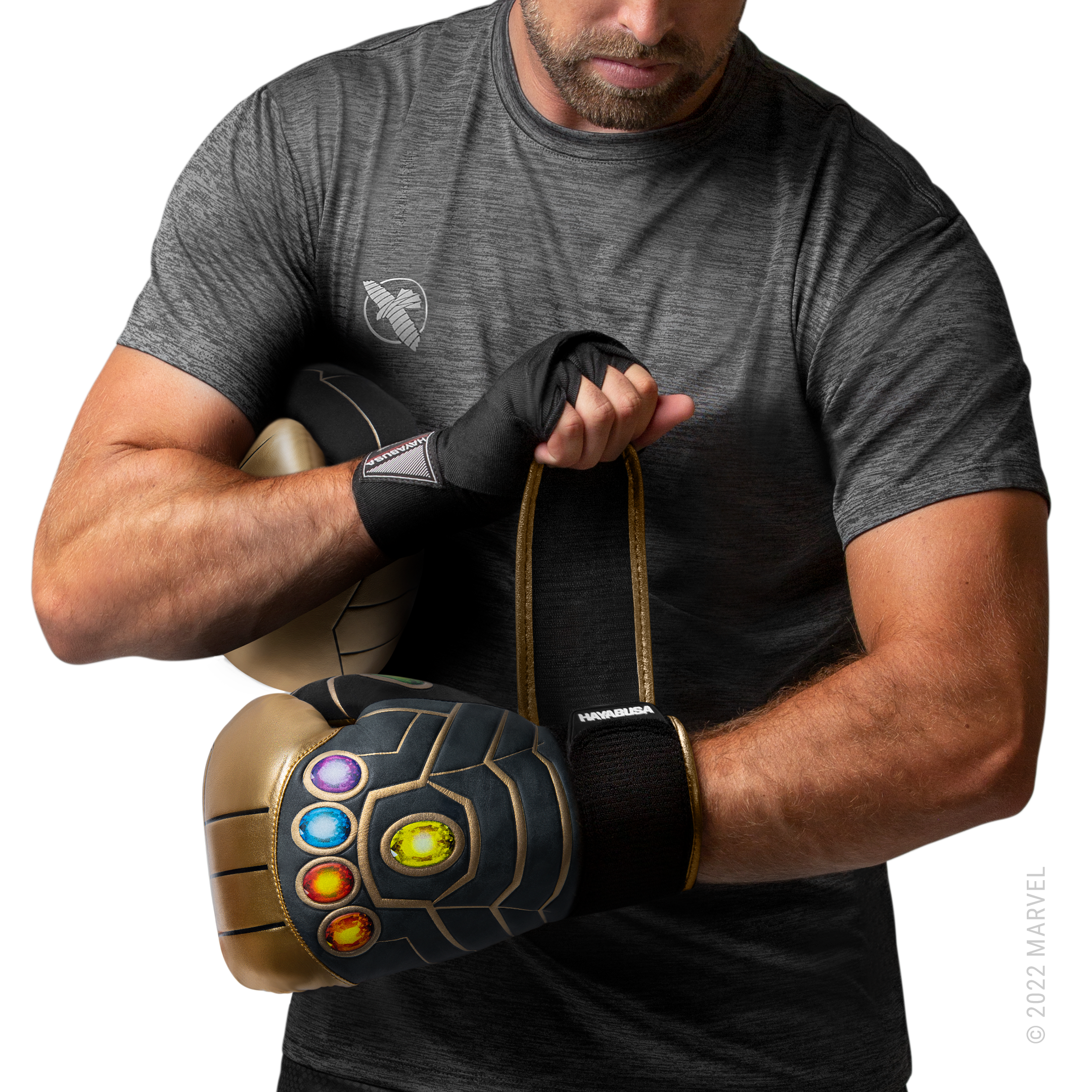 Atleta che indossa i guantoni oro e neri Hayabusa Marvel Thanos in posizione di guardia