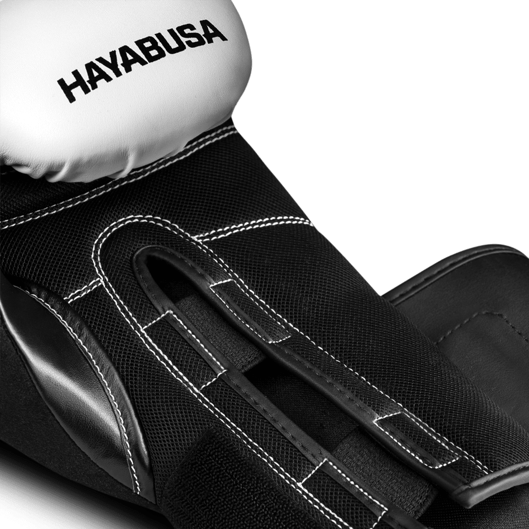 Vista da palma da luva Hayabusa S4 branca com malha ventilada respirável