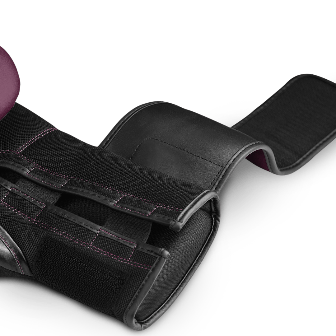 Primo piano della chiusura del guantone color vinaccia Hayabusa S4